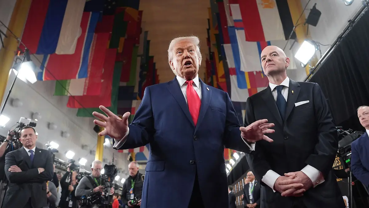 Donald Trump (l) und Gianni Infantino präsentieren sich auf dem roten Teppich.