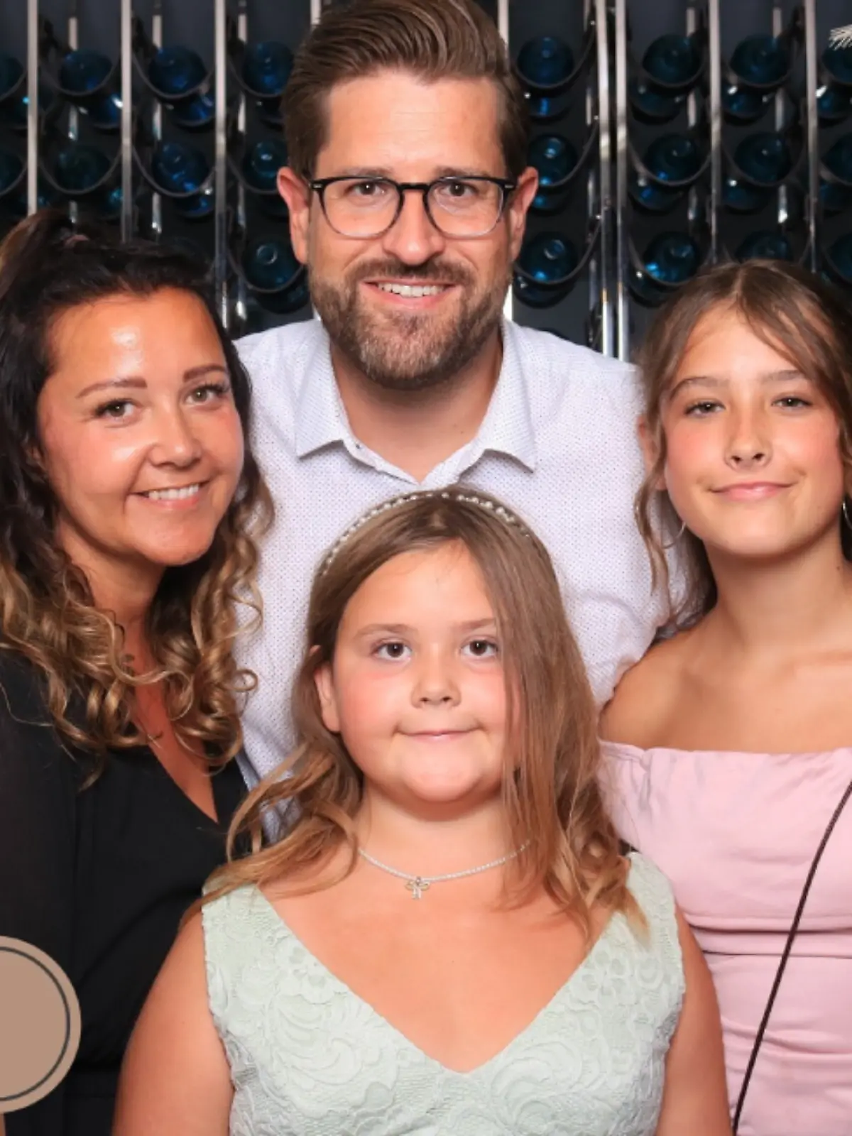 Christina Willer mit ihrer Familie – sie alle werden die junge, schwer verletzte Frau vom Anschlagsabend nie vergessen.