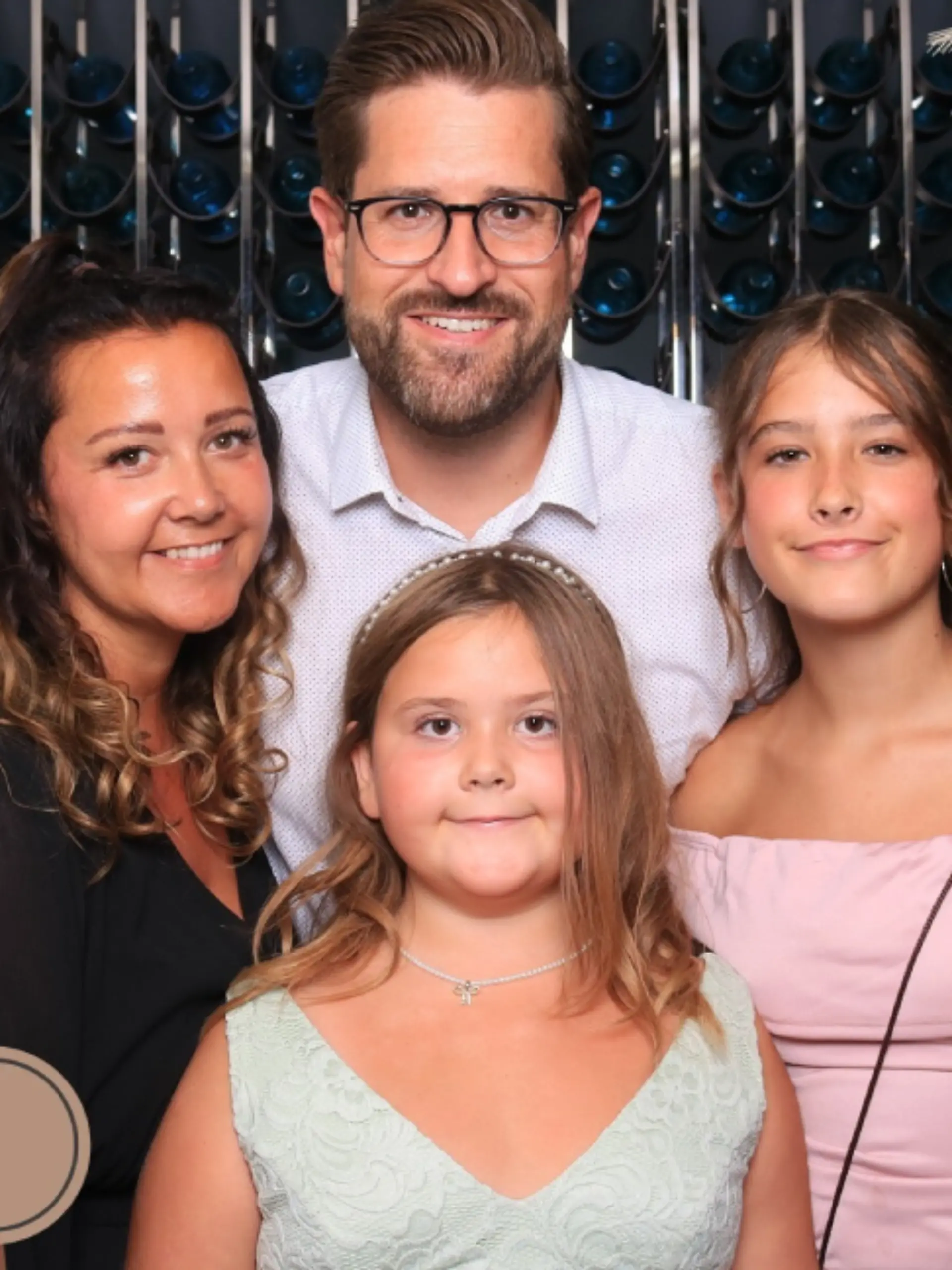 Christina Willer mit ihrer Familie – sie alle werden die junge, schwer verletzte Frau vom Anschlagsabend nie vergessen.