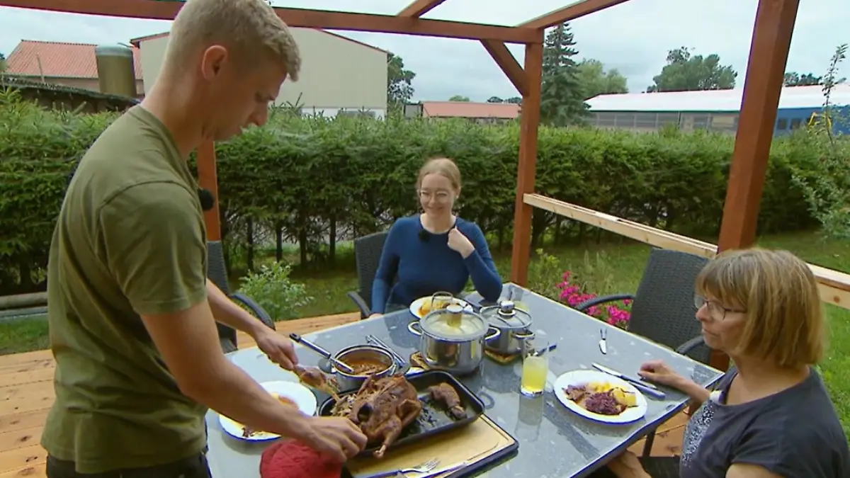 Christopher mit Entenbraten.jpg