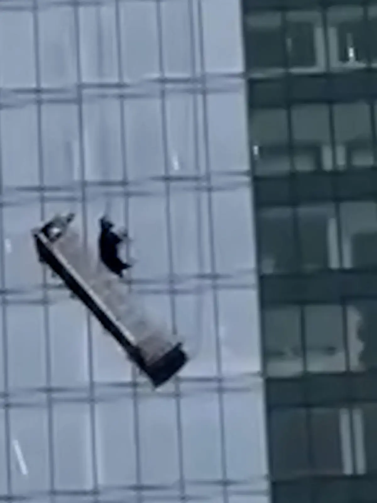 Bild zu: "Waghalsige Rettungsaktion in schwindelerregender Höhe"