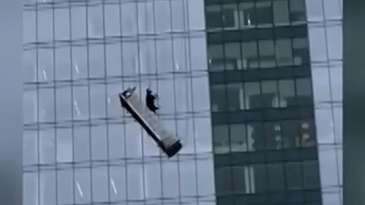 Waghalsige Rettungsaktion in schwindelerregender Höhe Fensterputzer in Lebensgefahr