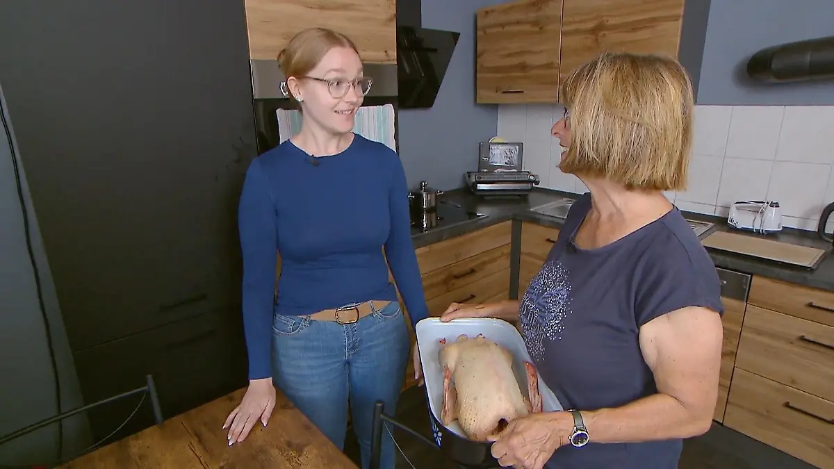 Vegetarierin Pauline brät für Bauer Christopher Ente Geschmäcker sind verschieden