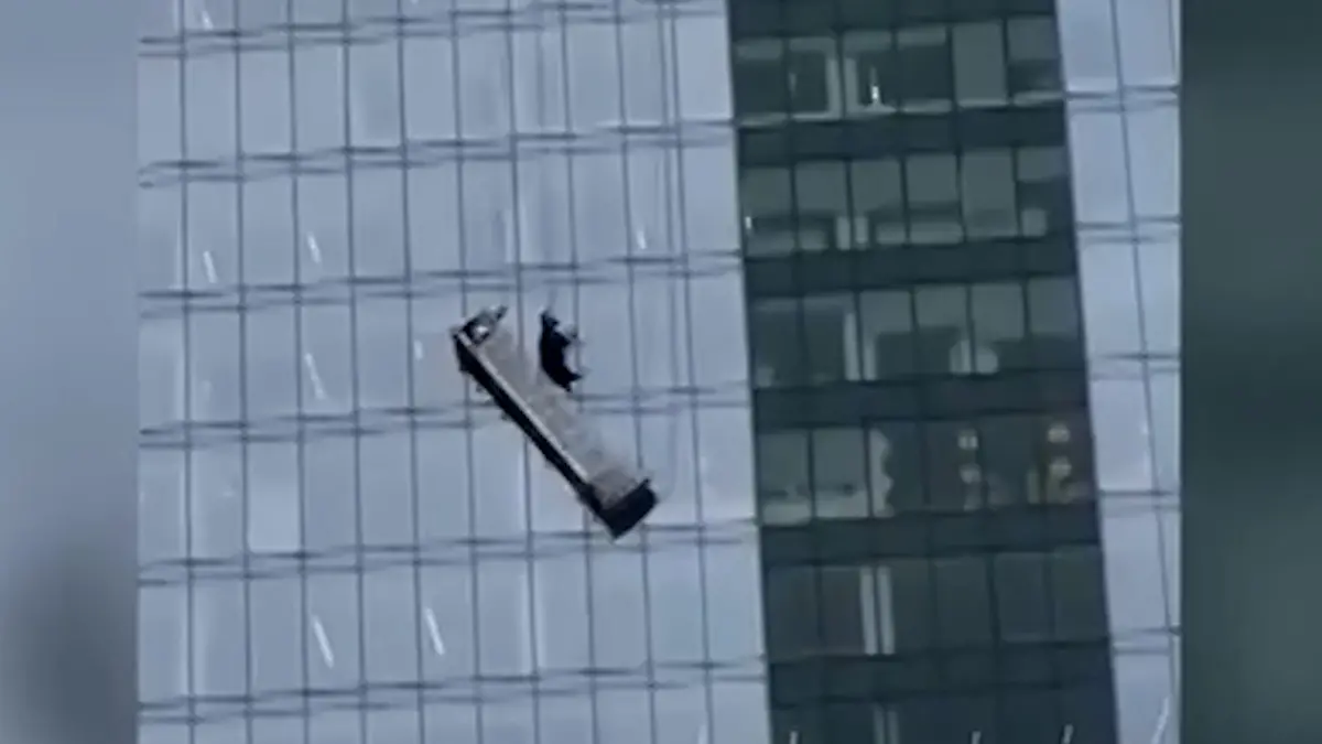 Virginia-USA-Waghalsige-Rettungsaktion-in-schwindelerregender-H-he-Fensterputzer-in-Lebensgefahr-