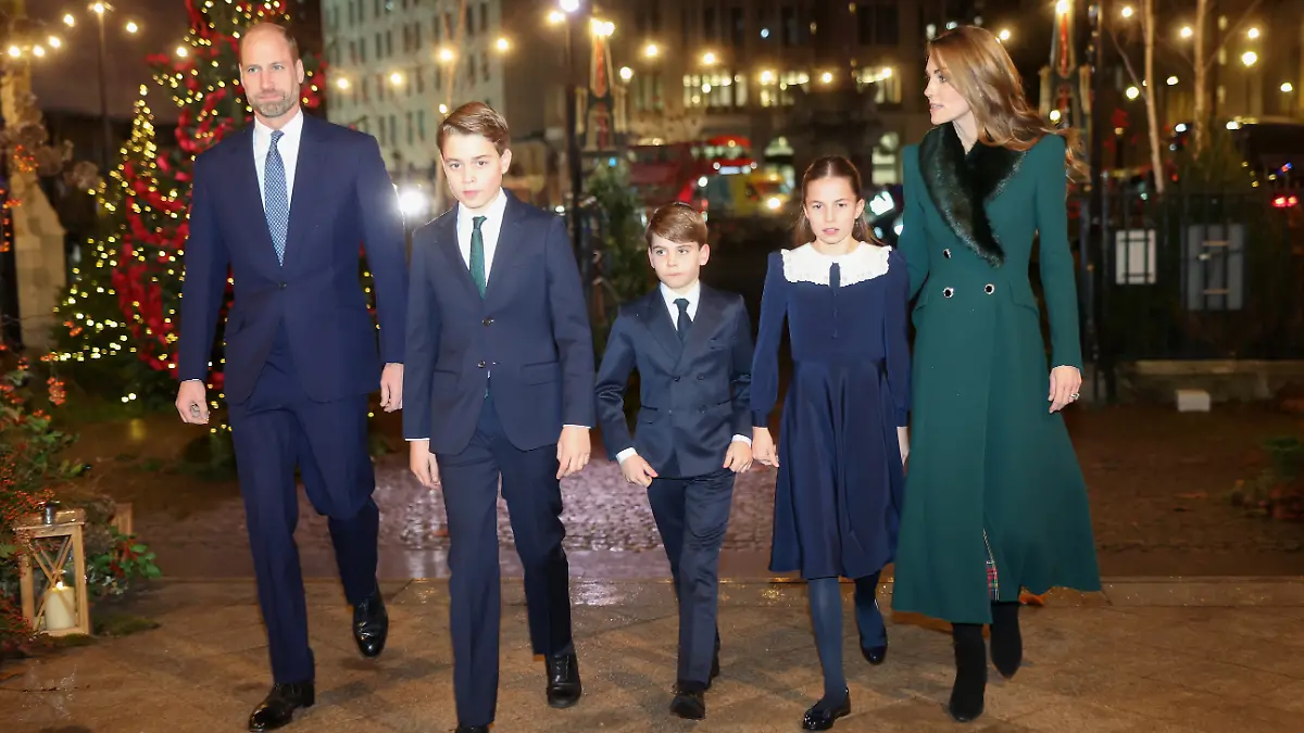 Prinzessin-Kate-bezaubert-mit-Mann-und-Kindern-beim-Weihnachtskonzert-Seltener-Auftritt-als-Familie-