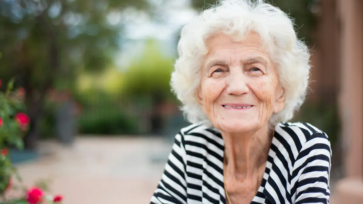 Über 100 Jahre alte Frau lächelt in die Kamera