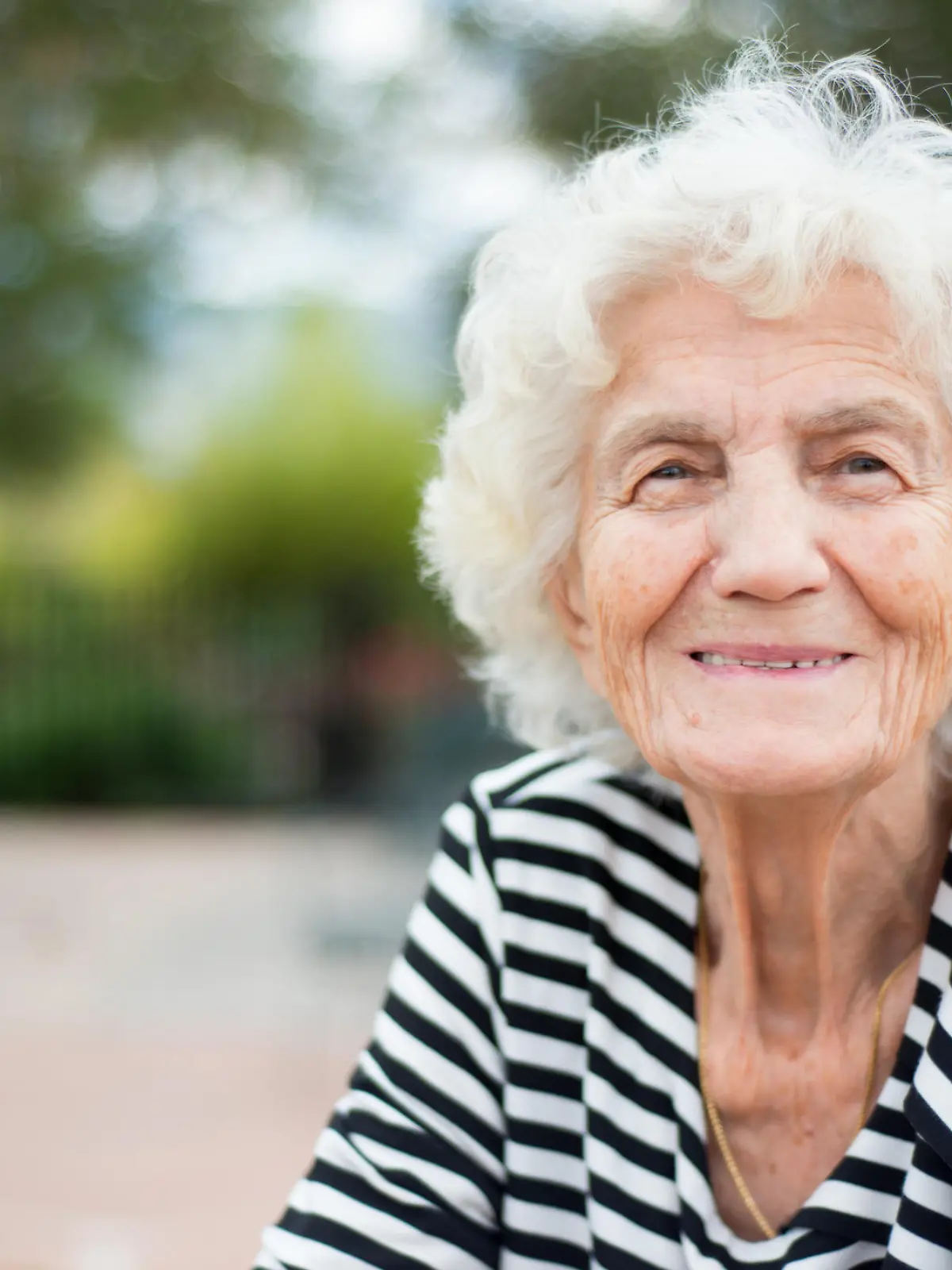 Über 100 Jahre alte Frau lächelt in die Kamera