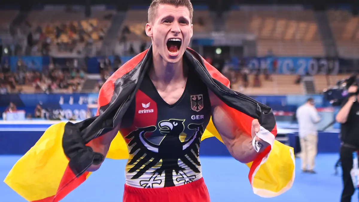 03.08.2021, Japan, Tokio: Turnen: Olympia, Barren, Männer, Finale im Ariake Gymnastics Centre. Lukas Dauser aus Deutschland freut sich über den zweiten Platz. Foto: Marijan Murat/dpa +++ dpa-Bildfunk +++