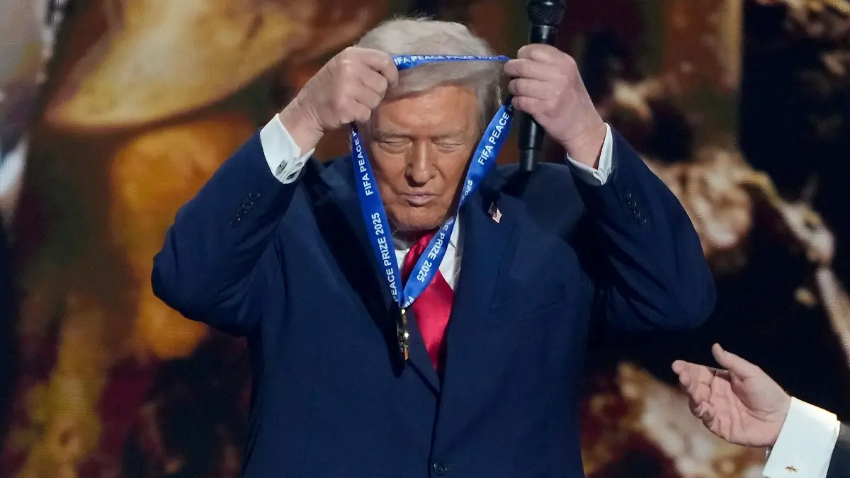 US-Präsident Trump hängt sich die FIFA-Medaille selber um.