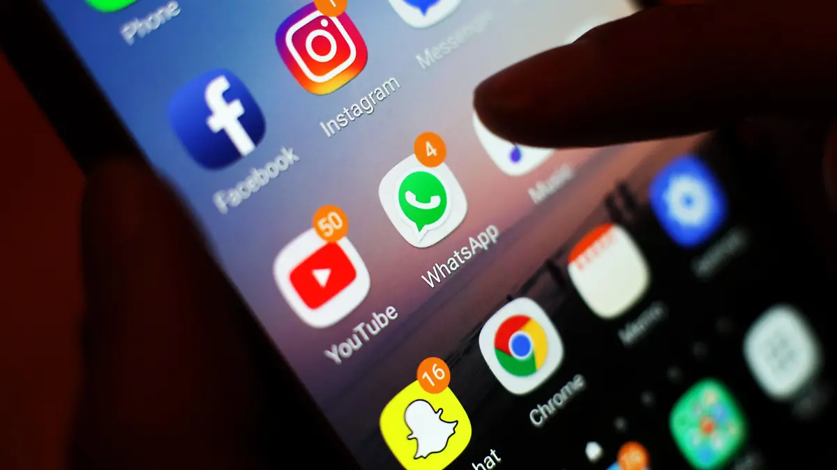ARCHIV - 03.01.2018, Großbritannien, ---: ILLUSTRATION - Ein Blick auf ein Smartphone mit den verschiedenen Social Media Apps, wie Facebook, Instagram, YouTube und WhatsApp. (zu dpa «Instagram und WhatsApp bekommen Namenszusatz «von Facebook»») Foto: Yui Mok/PA Wire/dpa +++ dpa-Bildfunk +++
