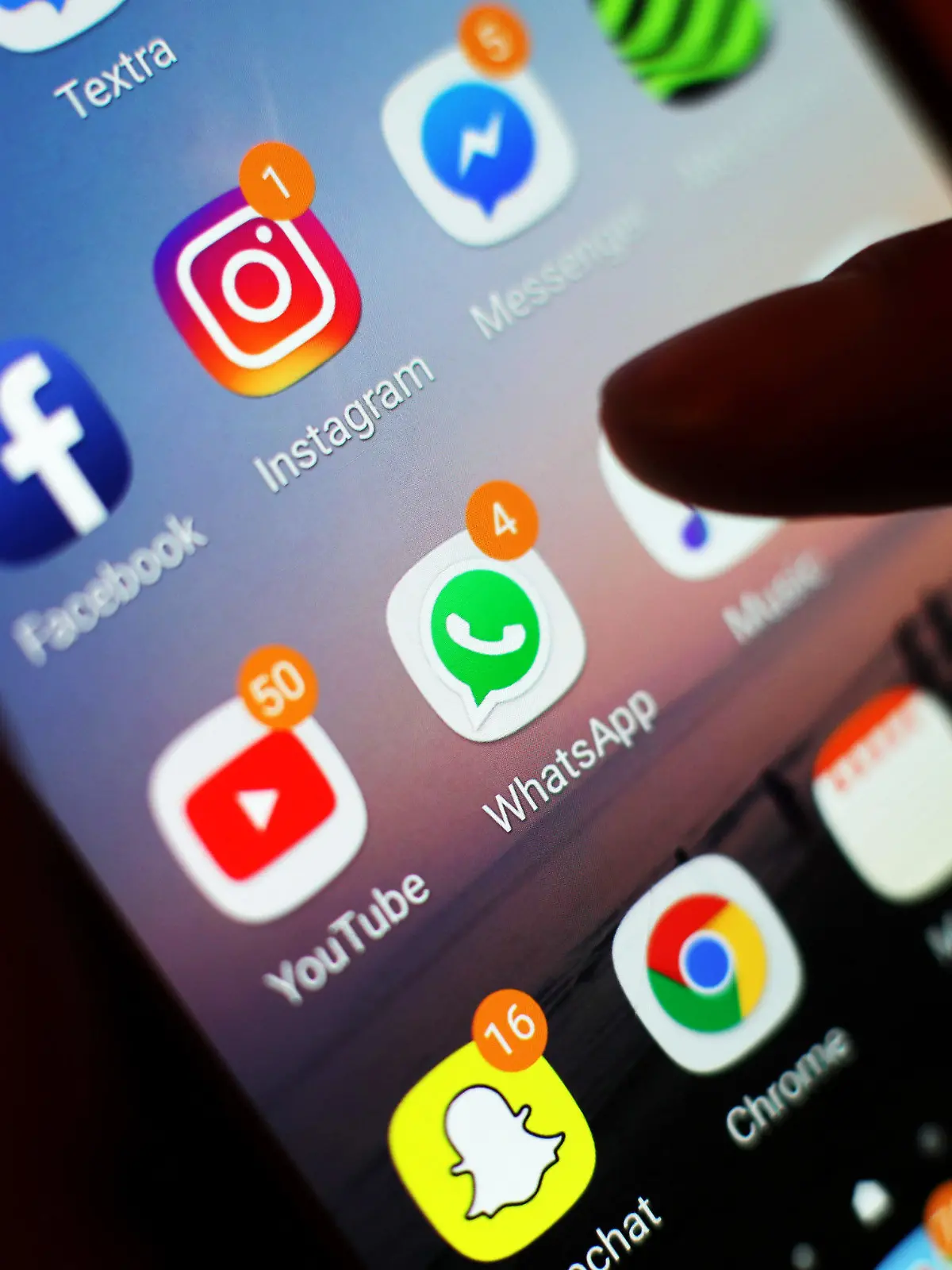ARCHIV - 03.01.2018, Großbritannien, ---: ILLUSTRATION - Ein Blick auf ein Smartphone mit den verschiedenen Social Media Apps, wie Facebook, Instagram, YouTube und WhatsApp. (zu dpa «Instagram und WhatsApp bekommen Namenszusatz «von Facebook»») Foto: Yui Mok/PA Wire/dpa +++ dpa-Bildfunk +++