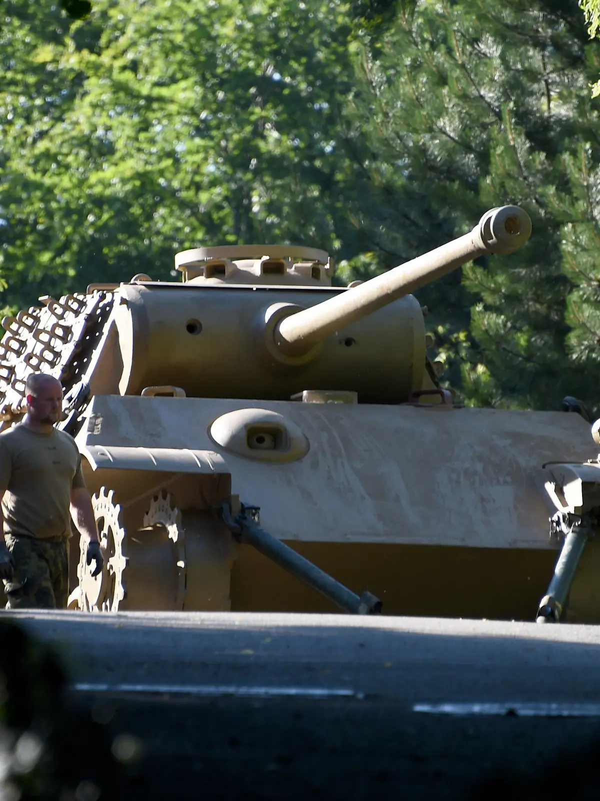 ARCHIV - 02.07.2015, Schleswig-Holstein, Heikendorf: Ein «Panther» Kampfpanzer steht auf einem Villengrundstück zum Abtransport bereit. Der 84 Jahre alte Eigentümer steht derzeit in Kiel wegen eines möglichen Verstoßes gegen das Kriegswaffenkontrollgesetz vor Gericht. (zu dpa «Prozess um Weltkriegspanzer aus Villa geht weiter») Foto: picture alliance / dpa +++ dpa-Bildfunk +++