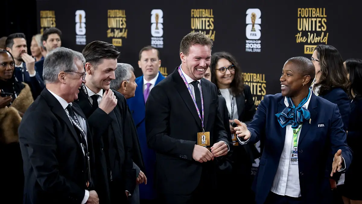 Julian Nagelsmann läuft über den Roten Teppich bei der WM-Auslosung.