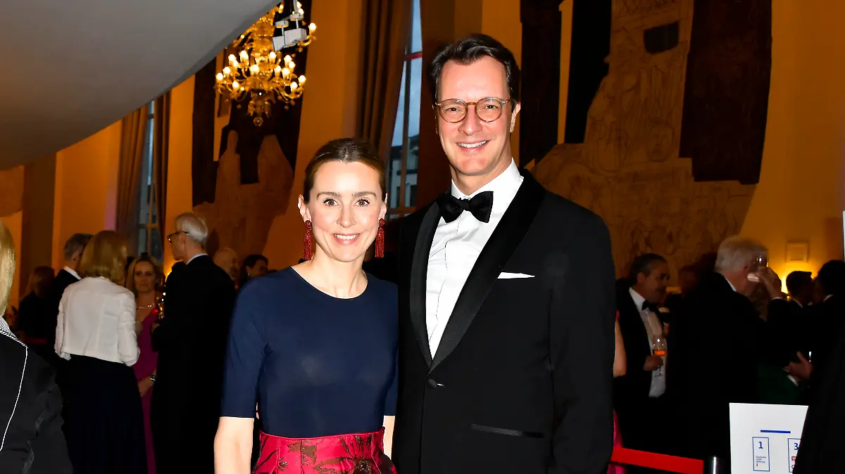 Hendrik Josef Wüst mit Ehefrau Katharina zu Gast beim Empfang bei der 15. Festliche Operngala der Deutschen Aids Stiftung in der Deutsche Oper am Rhein.