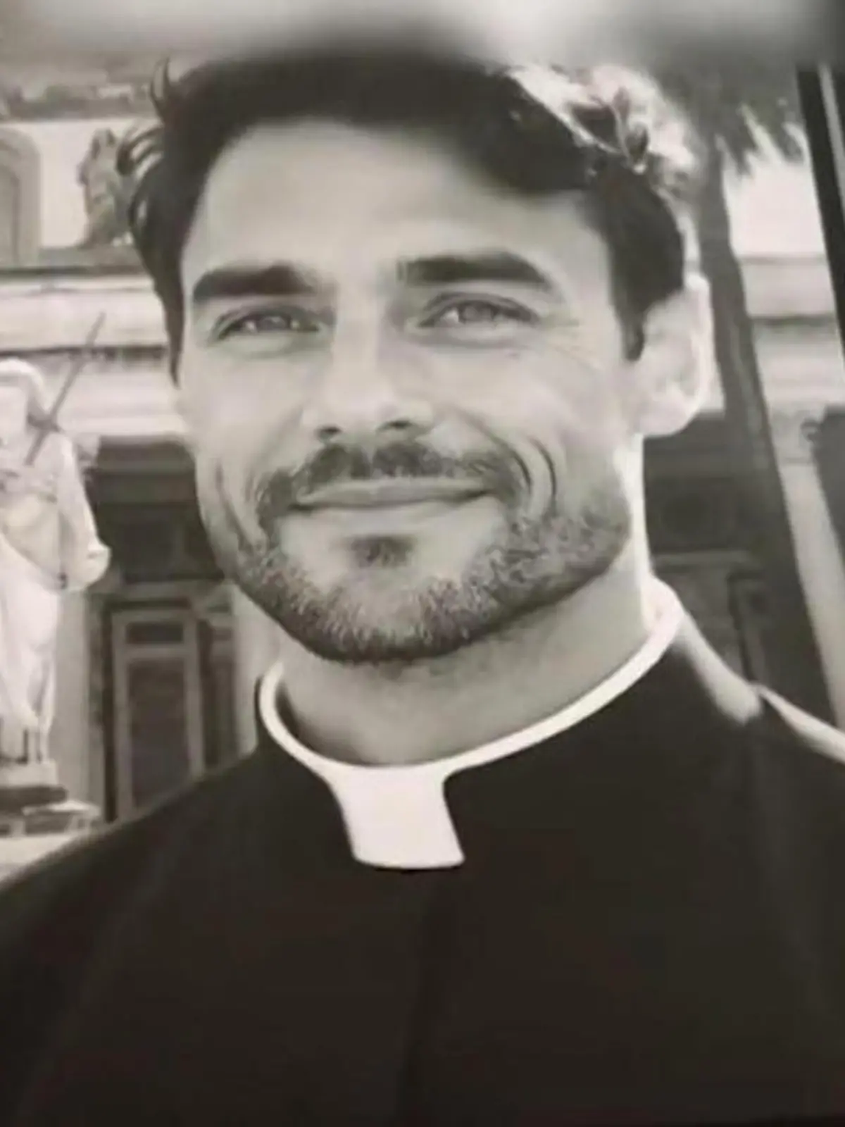 Bild zu: "Heißer als der Himmel erlaubt! Können diese Möchtegern-Priester Sünde sein? "