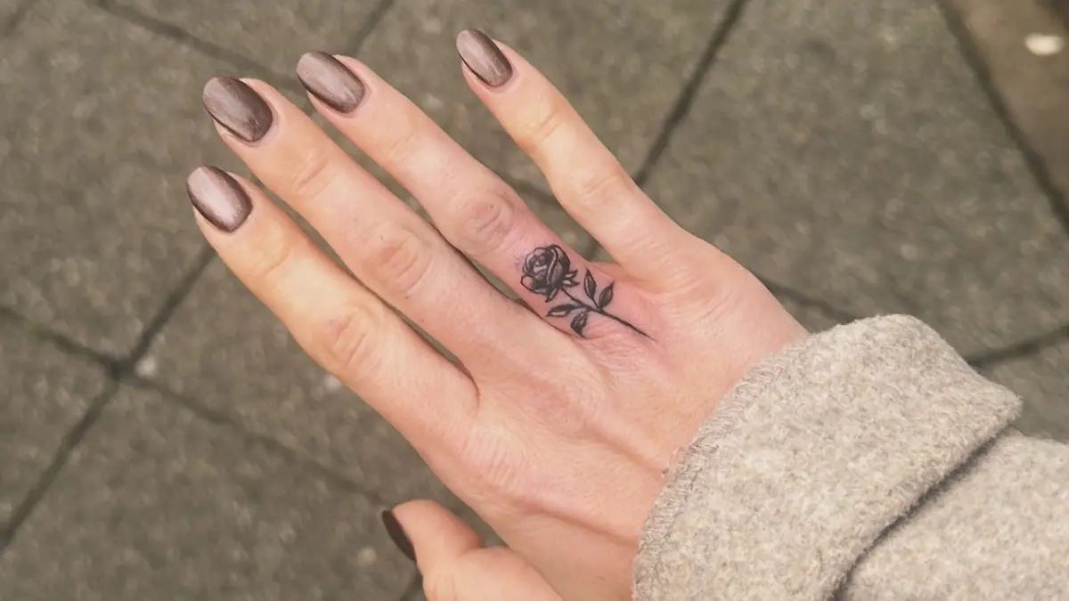 Laura Maria Rypa präsentiert im Netz stolz ihr neues Rosen-Tattoo.