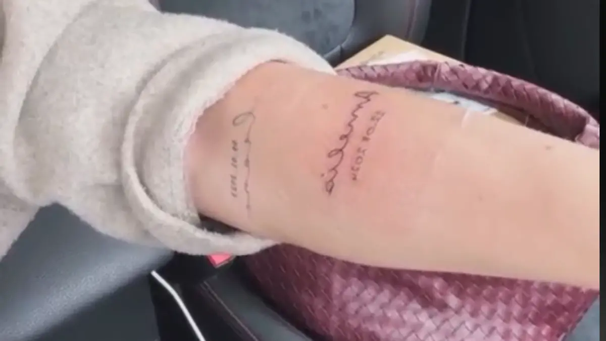 Laura Maria Rypa zeigt ihr Tattoo für Amelio.
