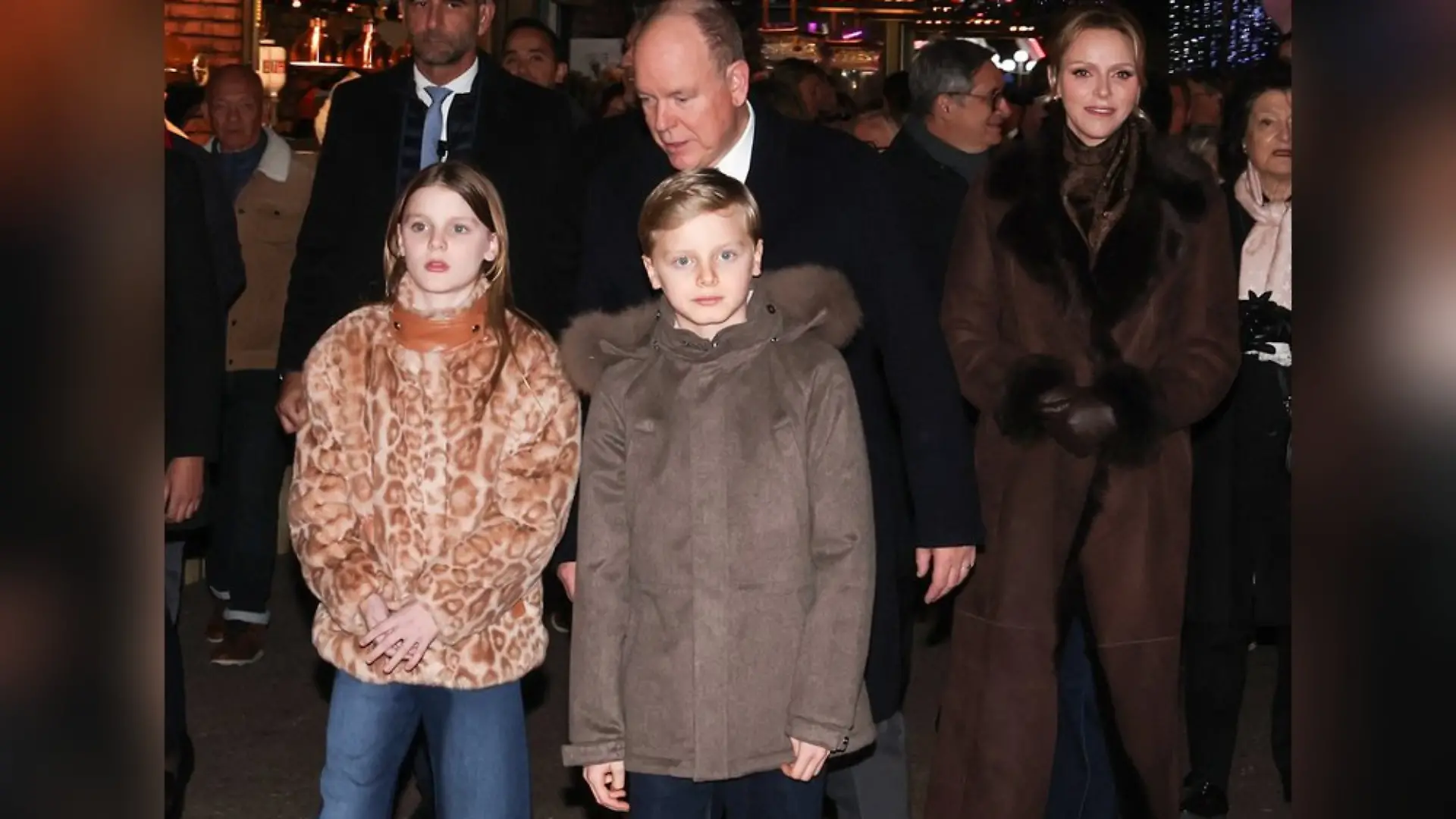 Die Fürstenfamilie von Monaco bei der Eröffnung des Weihnachtsdorfes