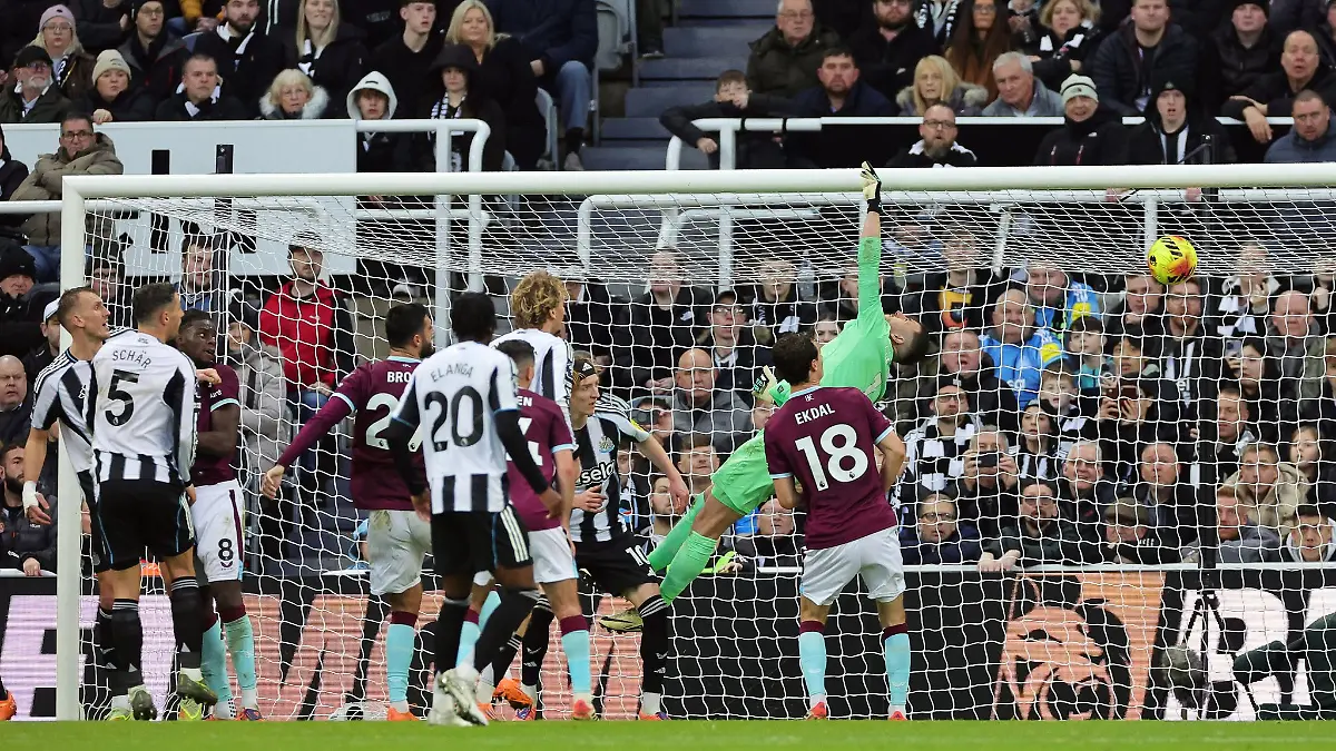 Mit-Ecken-Tor-Newcastle-siegt-vor-Leverkusen-Duell