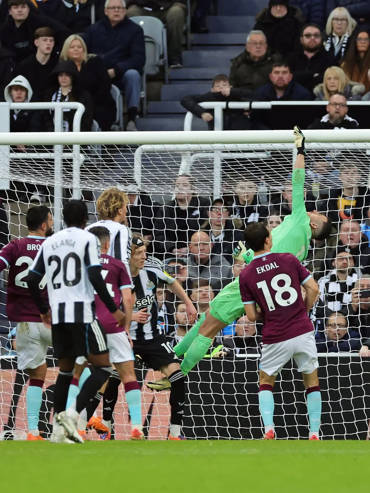 Bild zu: "Mit Ecken-Tor: Newcastle siegt vor Leverkusen-Duell"