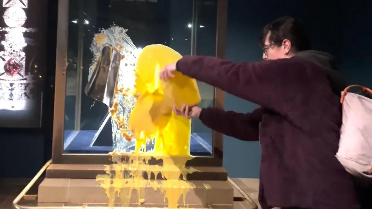 Anschlag im Tower of London! Aktivisten schmeißen Kuchen auf Kronjuwelen Vier Verdächtige festgenommen