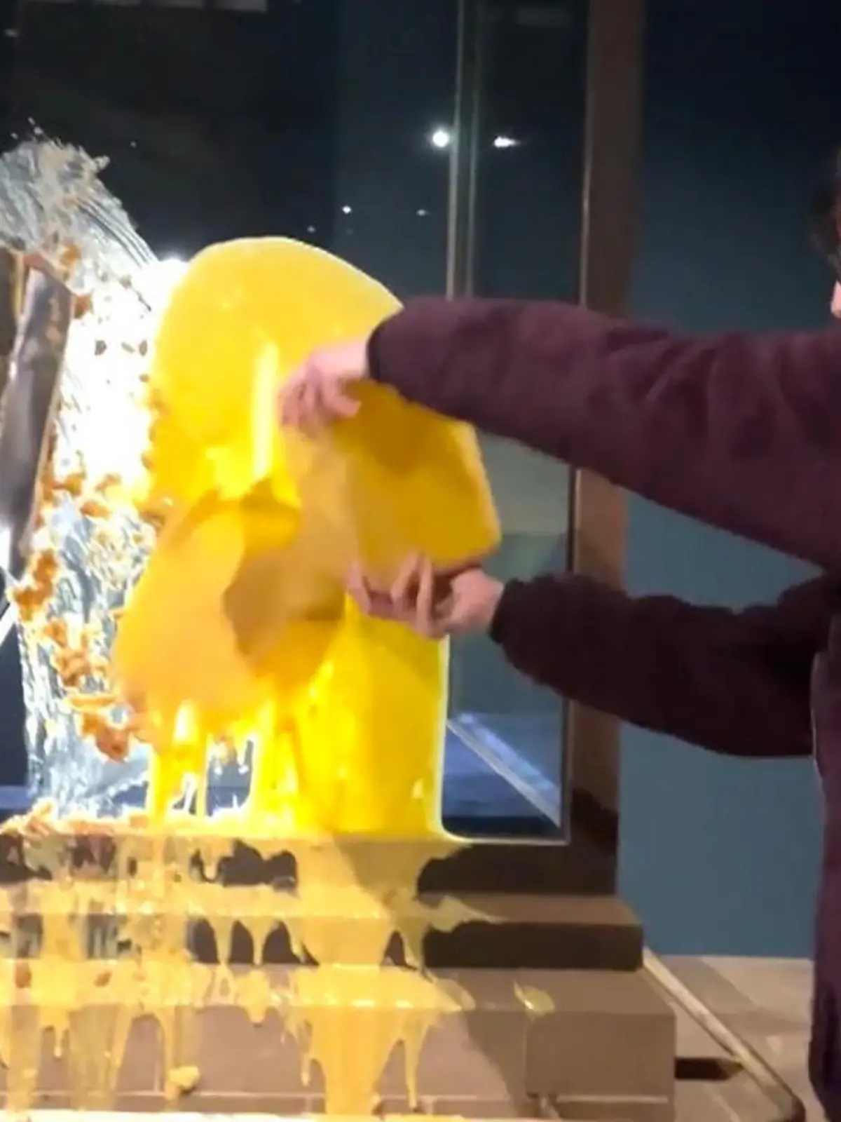 Bild zu: "Anschlag im Tower of London! Aktivisten schmeißen Kuchen auf Kronjuwelen"