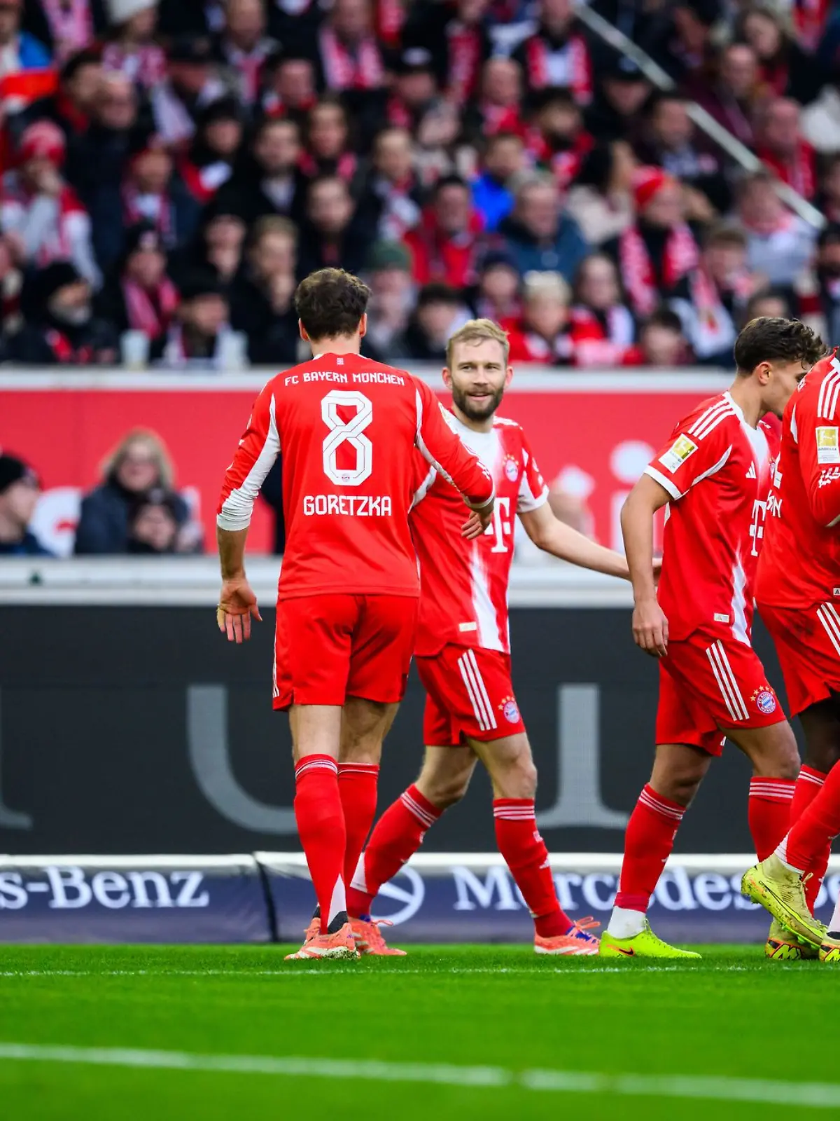 Bild zu: "FC Bayern deklassiert VfB - Augsburg siegt nach Wagner-Aus"