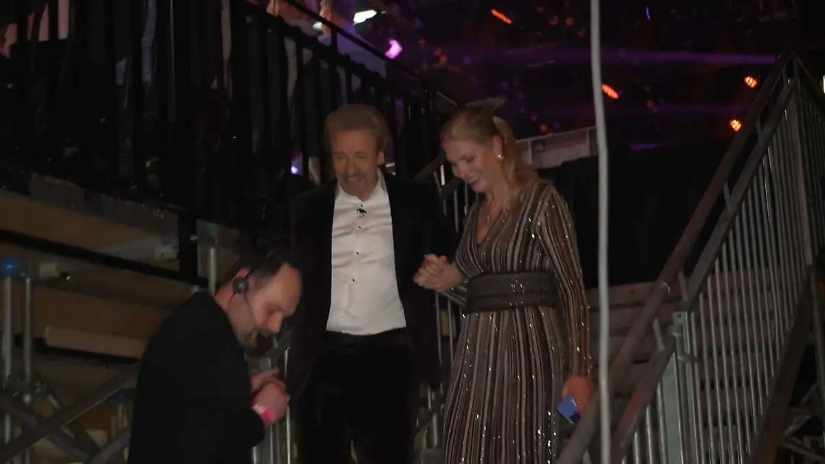Hier verlässt Thomas Gottschalk die Show zusammen mit seiner Karina Backstage bei „DSWNWP”