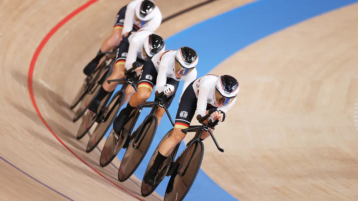 IZU, JAPAN - AUGUST 03: Franziska Brausse, Lisa Brennauer, Lisa Klein and Mieke Kroeger of Team Germany sprint to setting a new Olympic record during the Women's team pursuit first round, heat 4 of the Track Cycling on day eleven of the Tokyo 2020 Olympic Games at Izu Velodrome on August 03, 2021 in Izu, Japan. (Photo by Justin Setterfield/Getty Images)