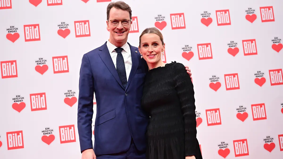 Hendrik Wüst (CDU) und Ehefrau Katharina bei der „Ein Herz für Kinder”-Gala in Berlin.