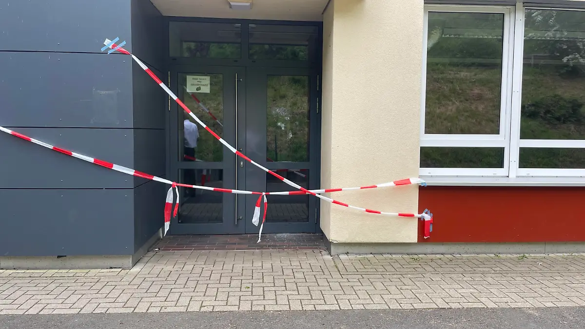 Flatterband am Montagmorgen: Die Zerstörungswut der Unbekannten beschert den Schülern der betroffenen Schulen einen freien tag zum Wochenbeginn.