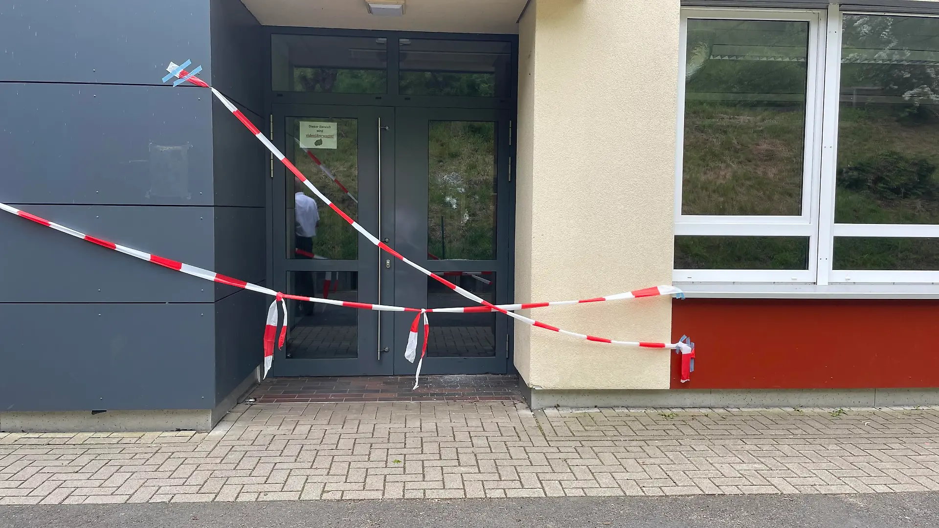 Flatterband am Montagmorgen: Die Zerstörungswut der Unbekannten beschert den Schülern der betroffenen Schulen einen freien tag zum Wochenbeginn.