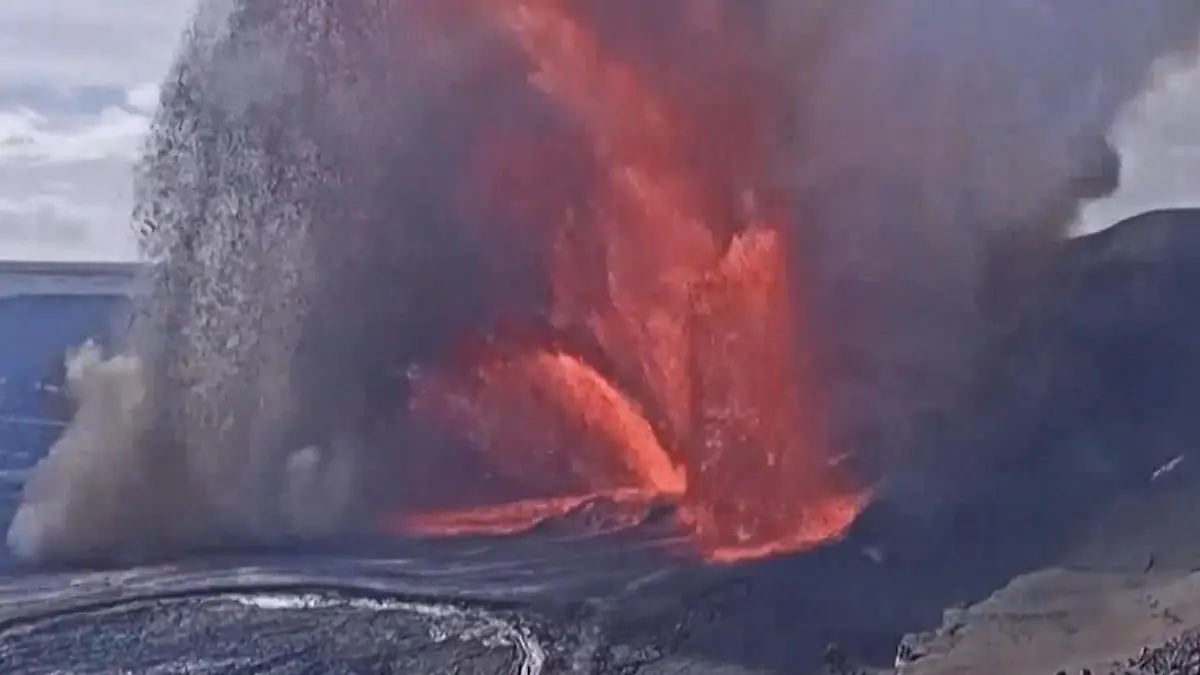Meterhohe Lavafontänen! Vulkan verschluckt Kamera Plötzlicher Ausbruch auf Big Island