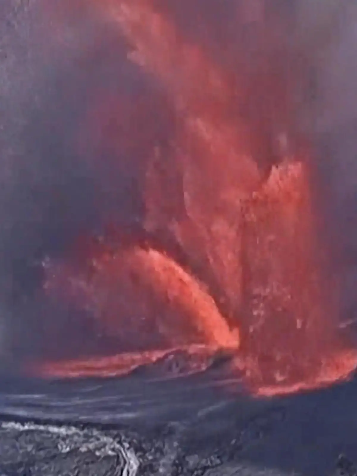 Bild zu: "Meterhohe Lavafontänen! Vulkan verschluckt Kamera"