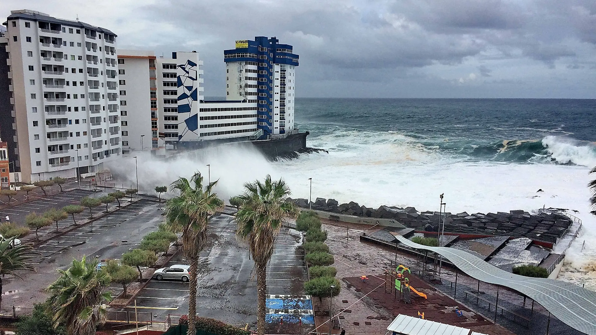 ohe Wellen treffen auf die Nordwestküste von Teneriffa