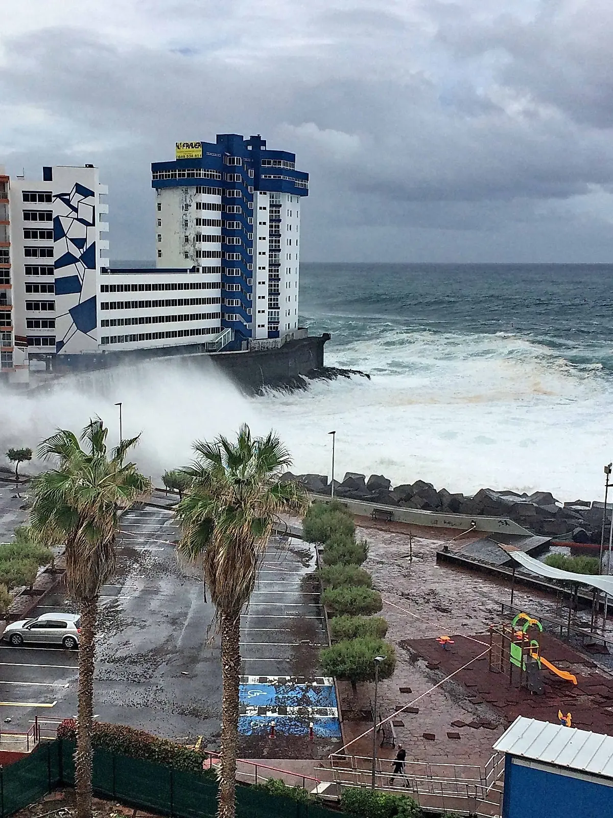 ohe Wellen treffen auf die Nordwestküste von Teneriffa