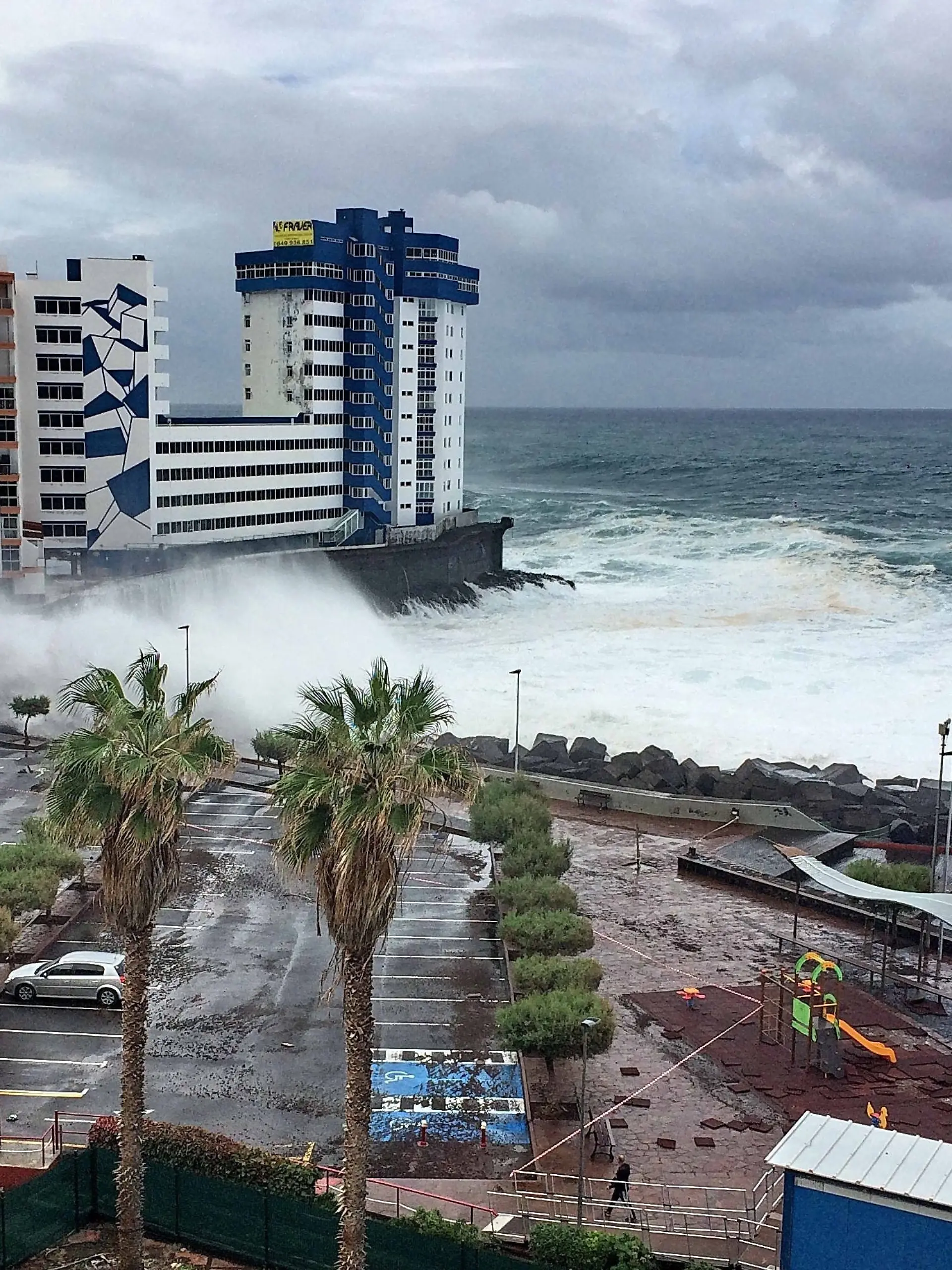 ohe Wellen treffen auf die Nordwestküste von Teneriffa