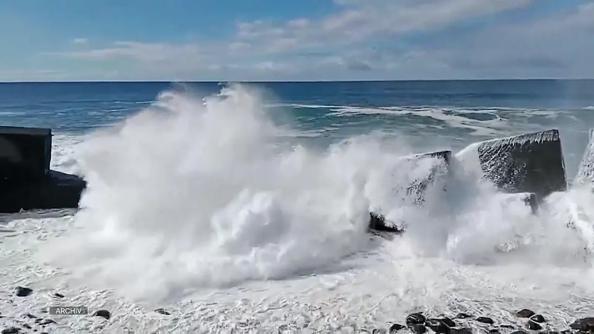 Riesenwelle reißt Menschen mit – drei Tote auf Teneriffa Unterschätzte Gefahr