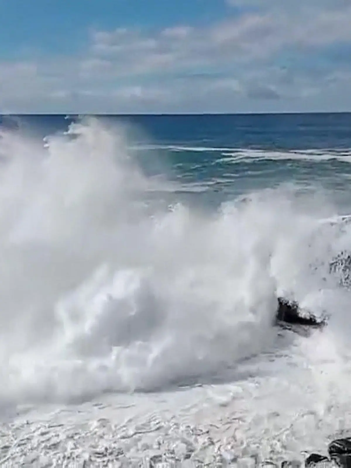 Bild zu: "Riesenwelle reißt Menschen mit – drei Tote auf Teneriffa"