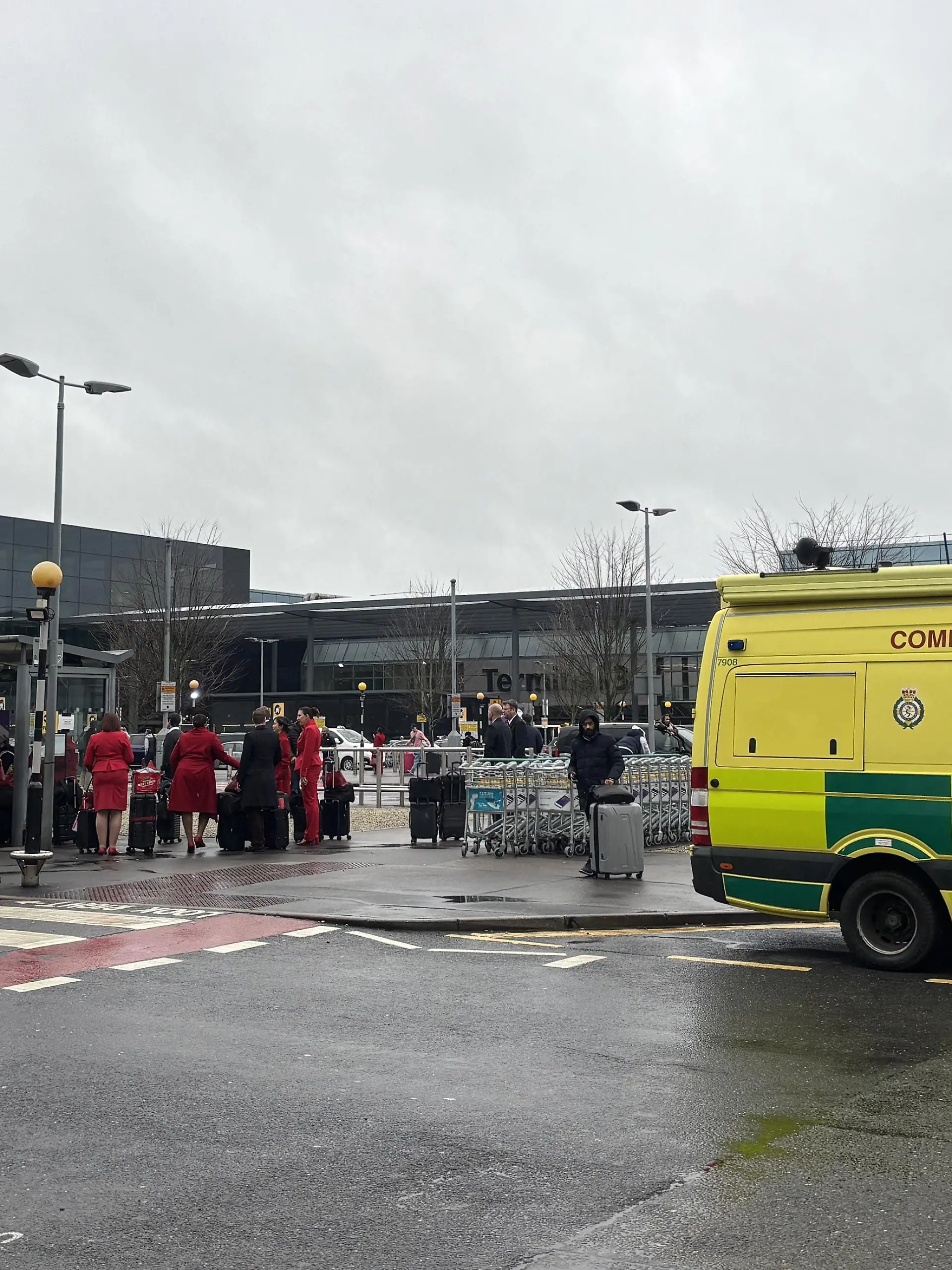 Einsatzfahrzeuge vor dem Terminal 3 des Flughafens Heathrow, nachdem ein Mann wegen des Verdachts der Körperverletzung festgenommen wurde.