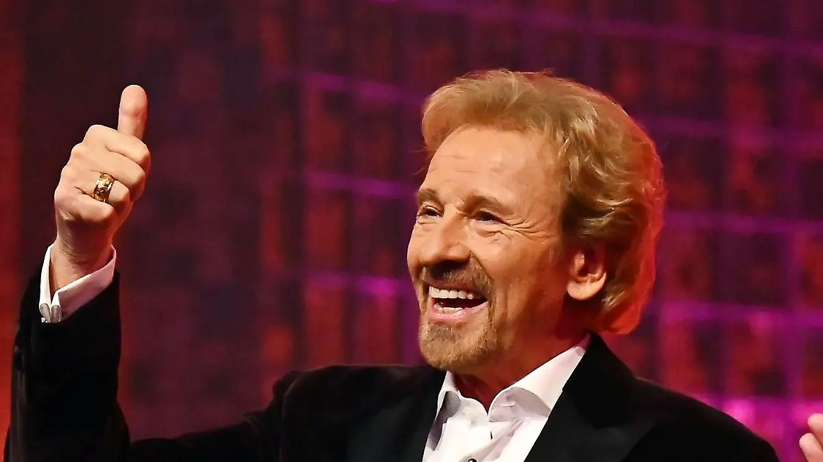 HANDOUT - 06.12.2025, Nordrhein-Westfalen, Hürth: Dieses von RTL zur Verfügung gestellte Foto zeigt den Moderator Thomas Gottschalk während der RTL-Show «Denn sie wissen nicht, was passiert». Foto: Julia Feldhagen/RTL/dpa - ACHTUNG: Nur zur redaktionellen Verwendung im Zusammenhang mit einer Berichterstattung über die Sendung und nur mit vollständiger Nennung des vorstehenden Credits +++ dpa-Bildfunk +++