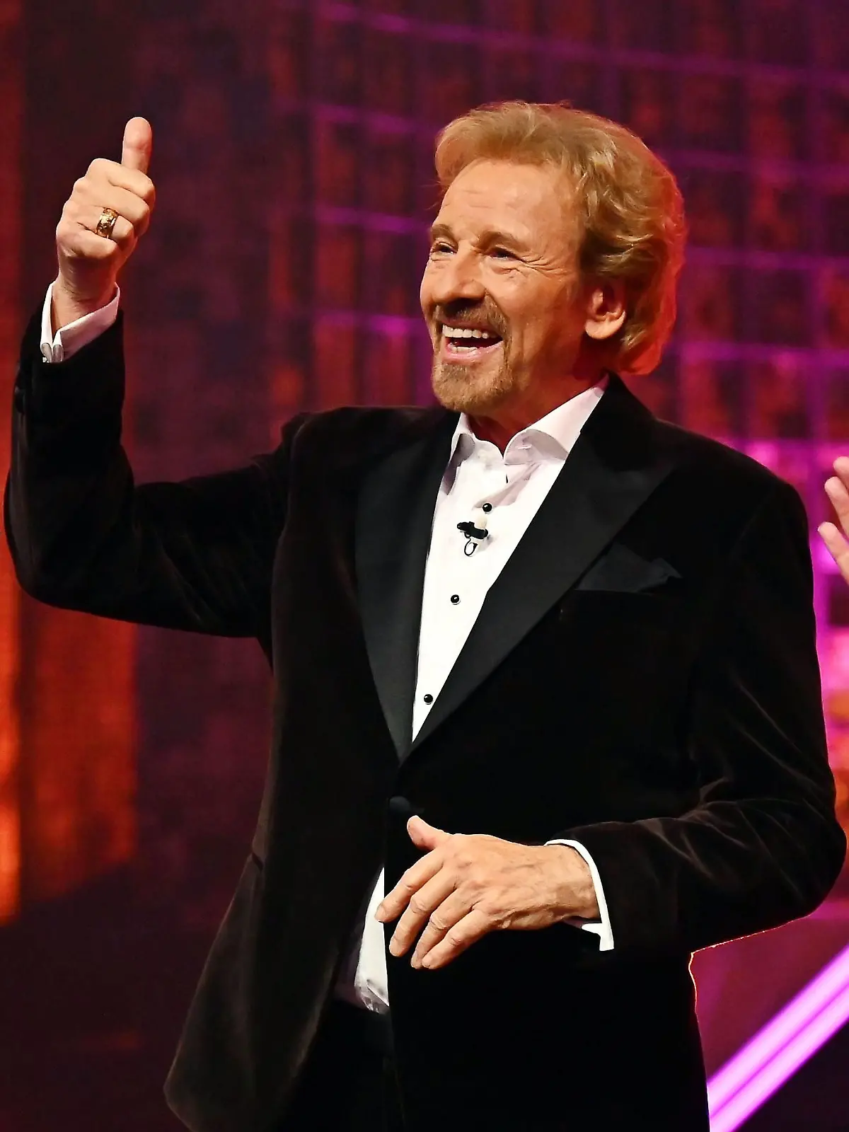 HANDOUT - 06.12.2025, Nordrhein-Westfalen, Hürth: Dieses von RTL zur Verfügung gestellte Foto zeigt den Moderator Thomas Gottschalk während der RTL-Show «Denn sie wissen nicht, was passiert». Foto: Julia Feldhagen/RTL/dpa - ACHTUNG: Nur zur redaktionellen Verwendung im Zusammenhang mit einer Berichterstattung über die Sendung und nur mit vollständiger Nennung des vorstehenden Credits +++ dpa-Bildfunk +++