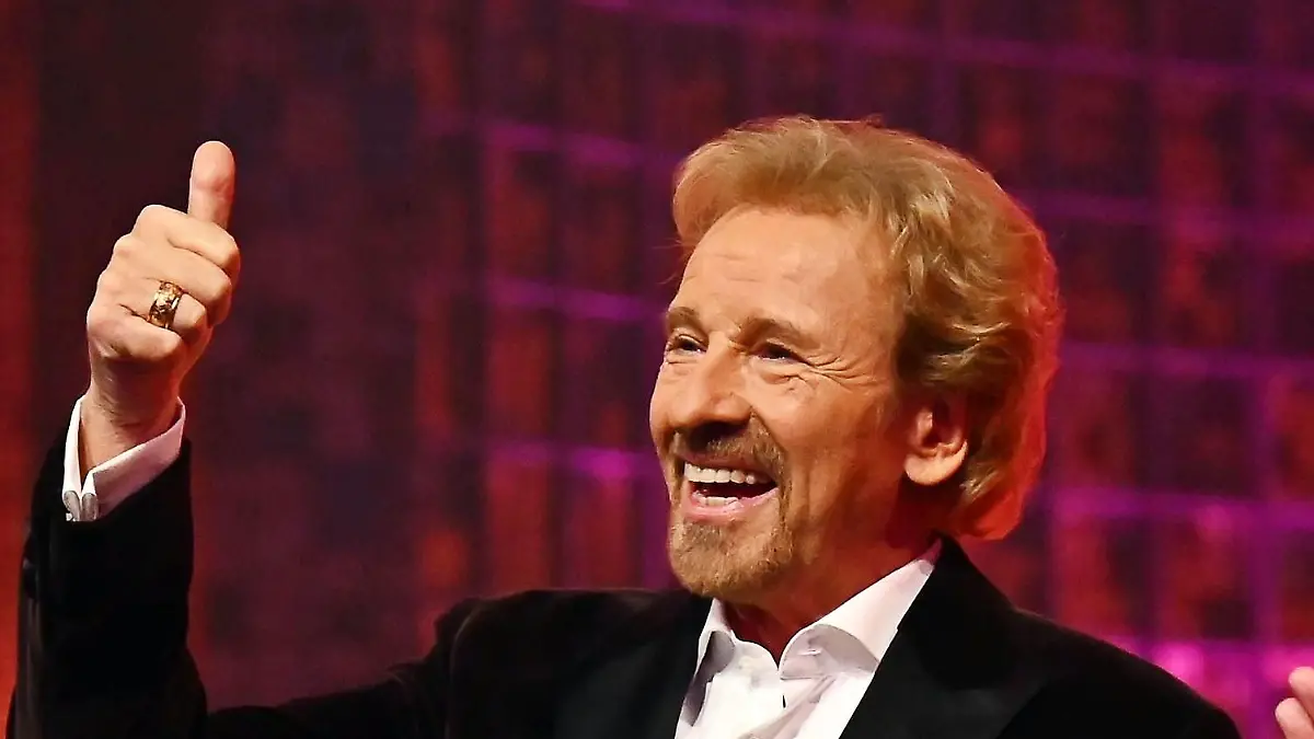 HANDOUT - 06.12.2025, Nordrhein-Westfalen, Hürth: Dieses von RTL zur Verfügung gestellte Foto zeigt den Moderator Thomas Gottschalk während der RTL-Show «Denn sie wissen nicht, was passiert». Foto: Julia Feldhagen/RTL/dpa - ACHTUNG: Nur zur redaktionellen Verwendung im Zusammenhang mit einer Berichterstattung über die Sendung und nur mit vollständiger Nennung des vorstehenden Credits +++ dpa-Bildfunk +++