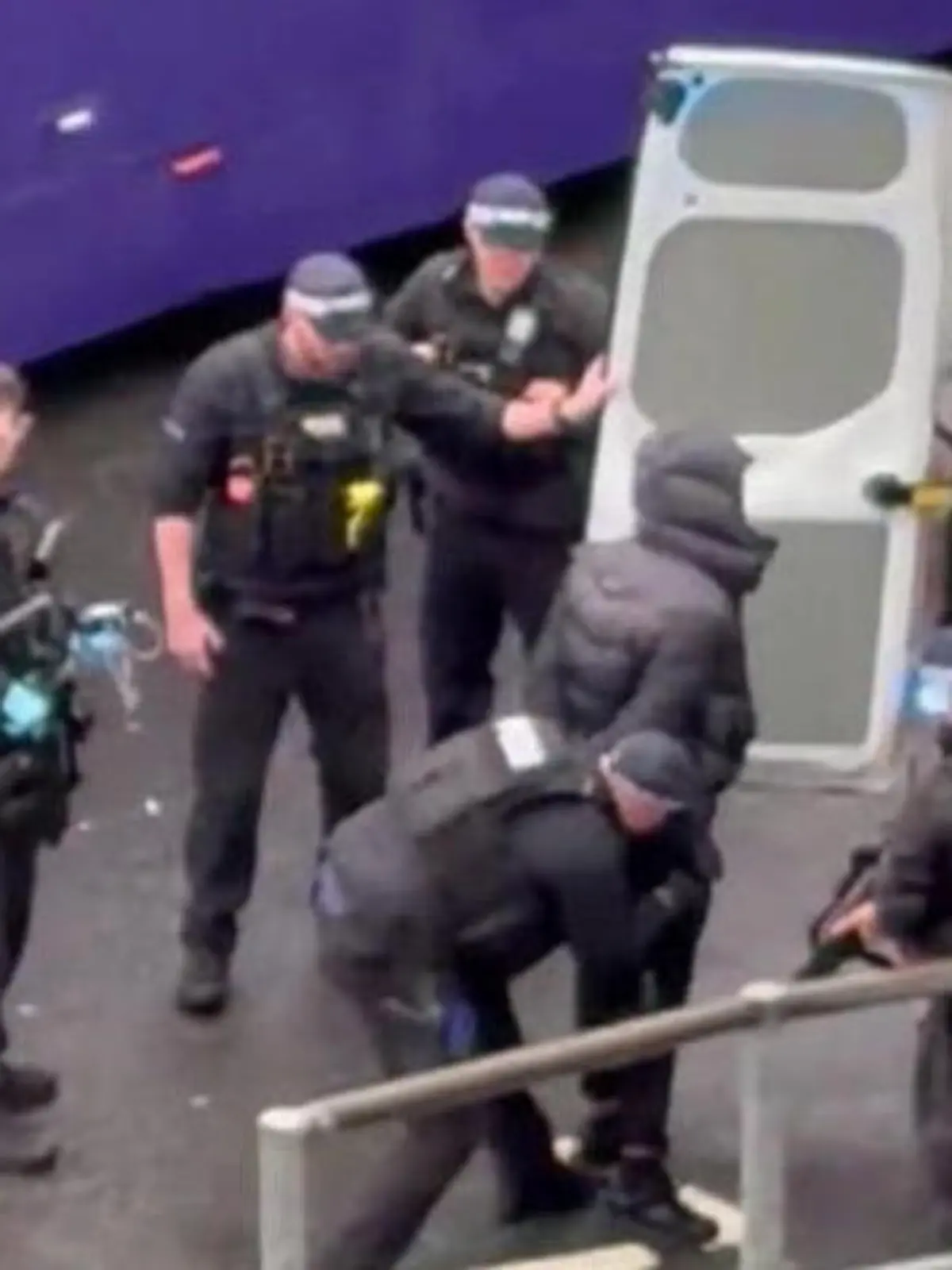 Bild zu: "20 Verletzte nach Flughafen-Attacke - weil Täter Koffer klauen wollten!"