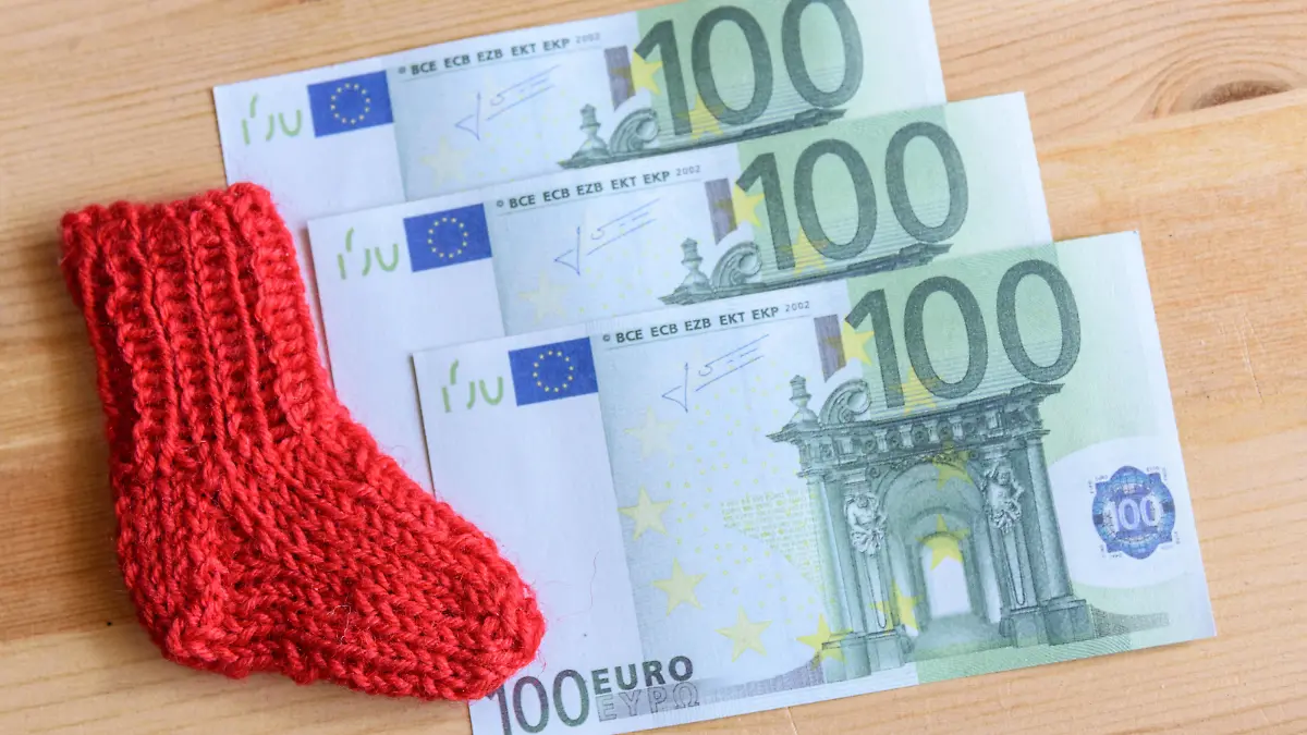  Kinder-Bonusgeld - Die Bundesregierung unterstützt Familien in der Corona-Krise mit einem Bonus in Höhe von 300 Euro pro Kind. Davon sollen insbesondere Arbeitnehmer mit kleinen und mittleren Einkommen profitierten. *** Child bonus allowance The federal government supports families in the Corona crisis with a bonus of 300 euros per child. Foto:xD.xAnoraganingrumx/xFuturexImage