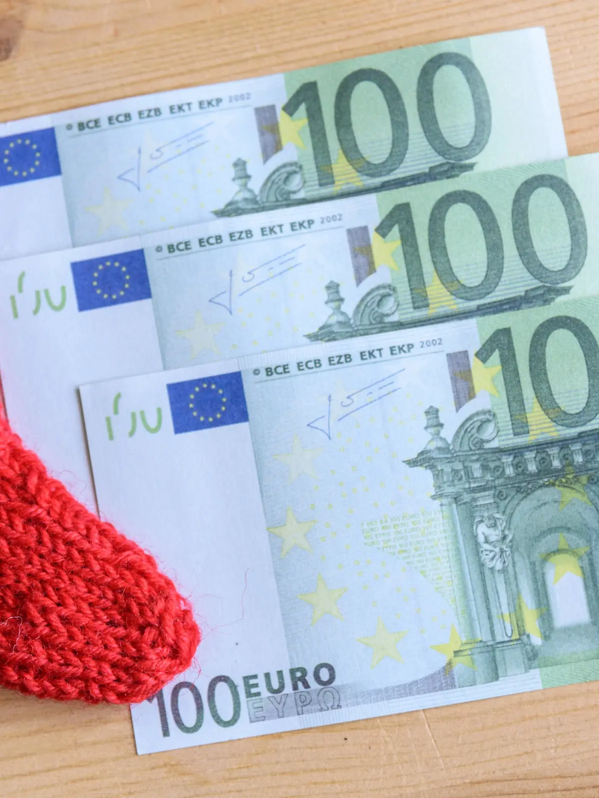  Kinder-Bonusgeld - Die Bundesregierung unterstützt Familien in der Corona-Krise mit einem Bonus in Höhe von 300 Euro pro Kind. Davon sollen insbesondere Arbeitnehmer mit kleinen und mittleren Einkommen profitierten. *** Child bonus allowance The federal government supports families in the Corona crisis with a bonus of 300 euros per child. Foto:xD.xAnoraganingrumx/xFuturexImage
