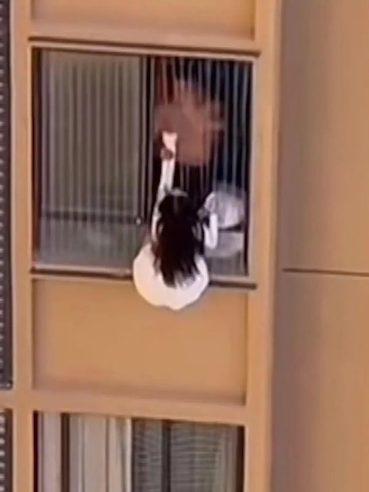 Bild zu: "Lebensgefährliche Affäre! Mann jagt Geliebte aus Fenster – im zehnten Stock"