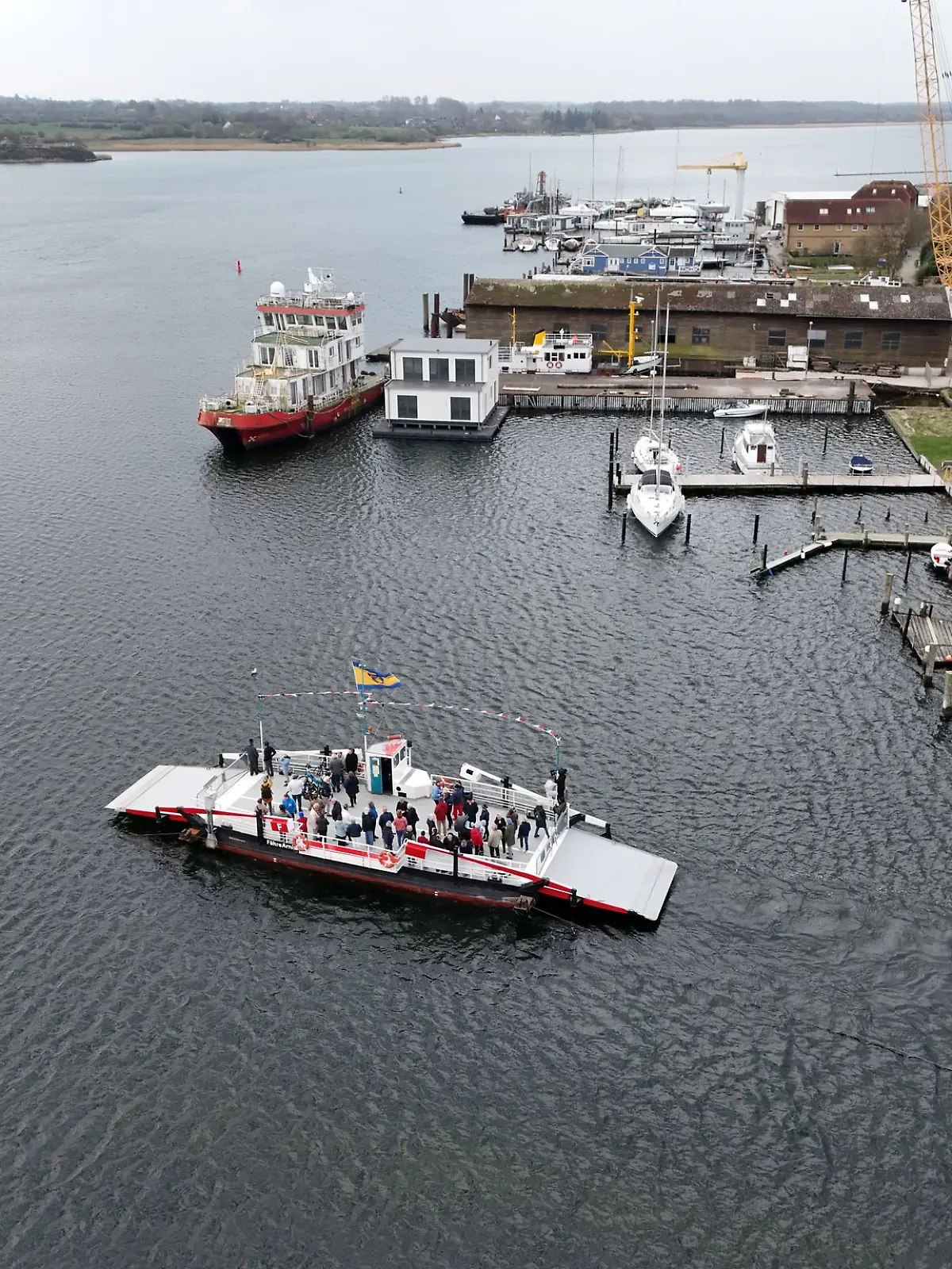 Nahe dem Fähranleger von Arnis ist ein angetrunkener Autofahrer über eine Slipanlage ins Wasser gefahren. (Archivbild)
