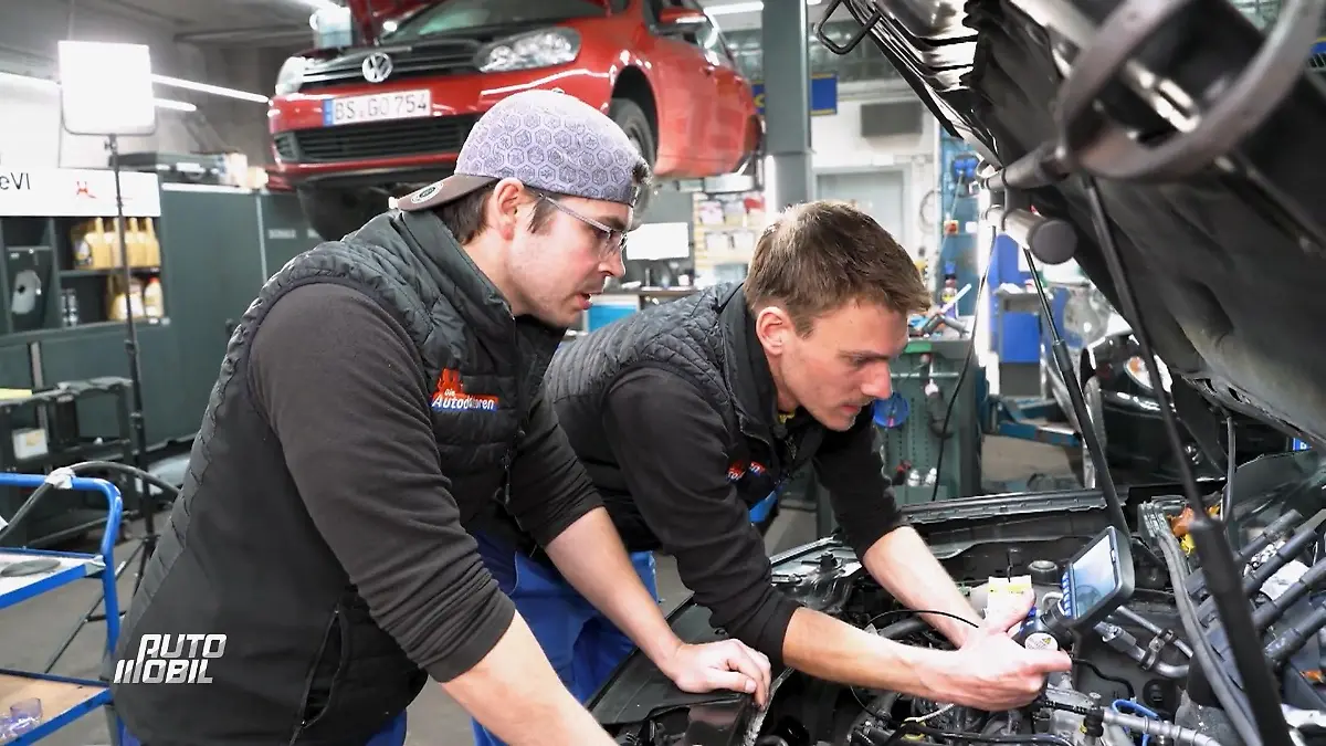 Das Team der Autodoktoren löst den Fall Verkokter Einlasskanal