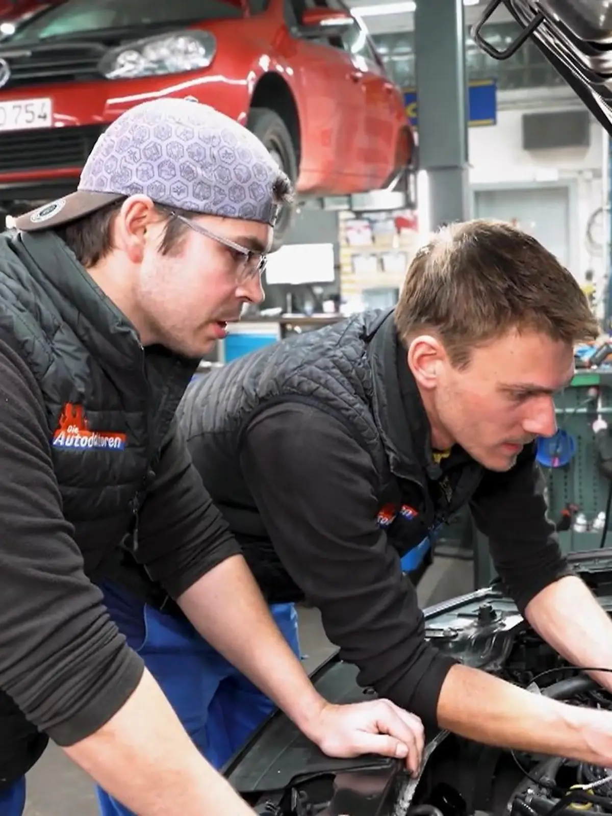 Bild zu: "Das Team der Autodoktoren löst den Fall"